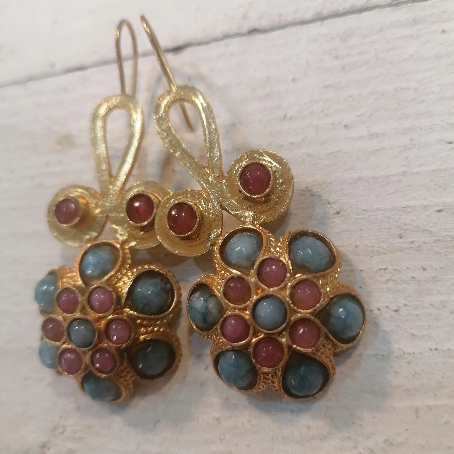 Orecchini stile Etrusco in oro opaco su bronzo con topazi blu e coralli rosa 5,5 cm