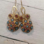 Orecchini stile Etrusco in oro opaco su bronzo con topazi blu e coralli rosa 5,5 cm