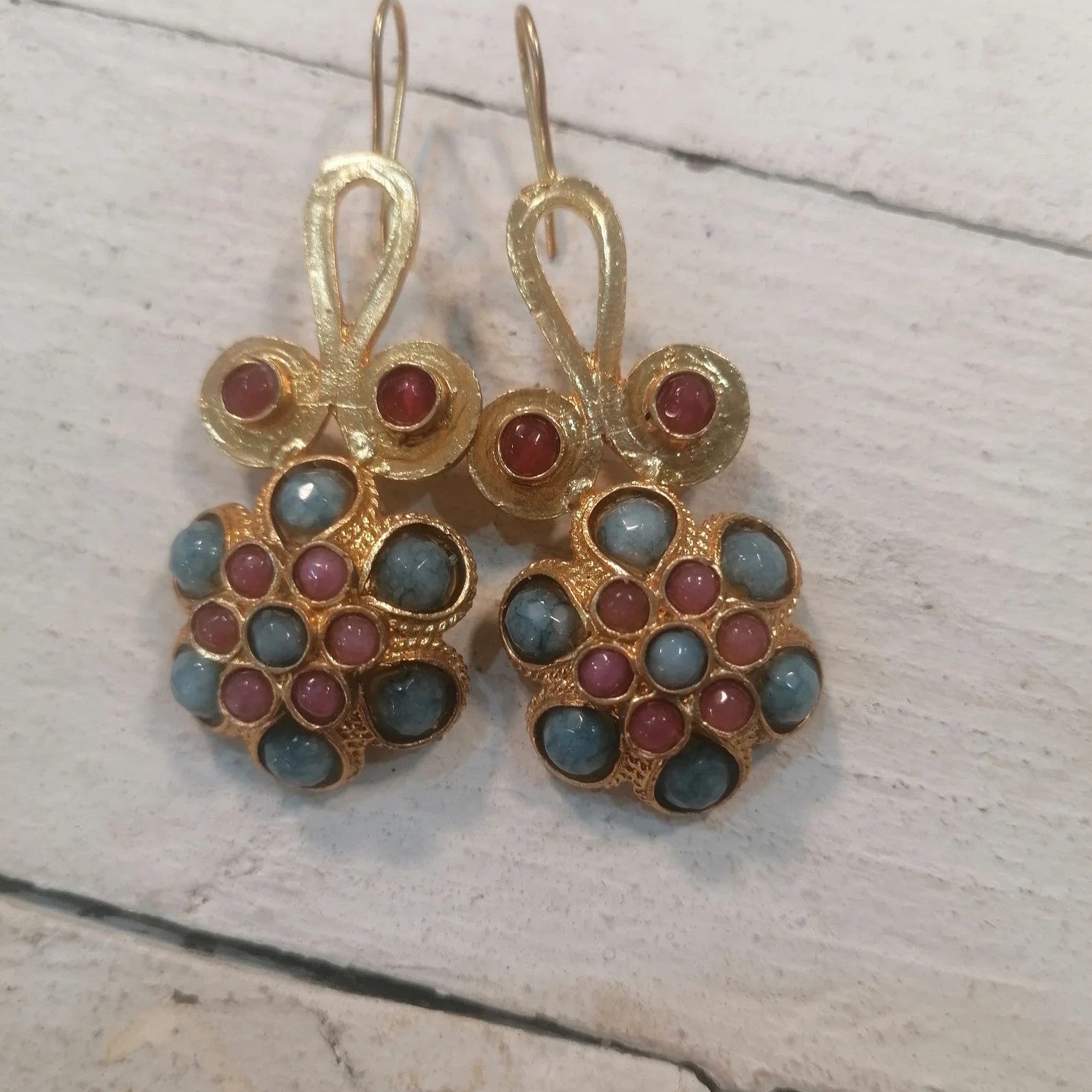 Orecchini stile Etrusco in oro opaco su bronzo con topazi blu e coralli rosa 5,5 cm