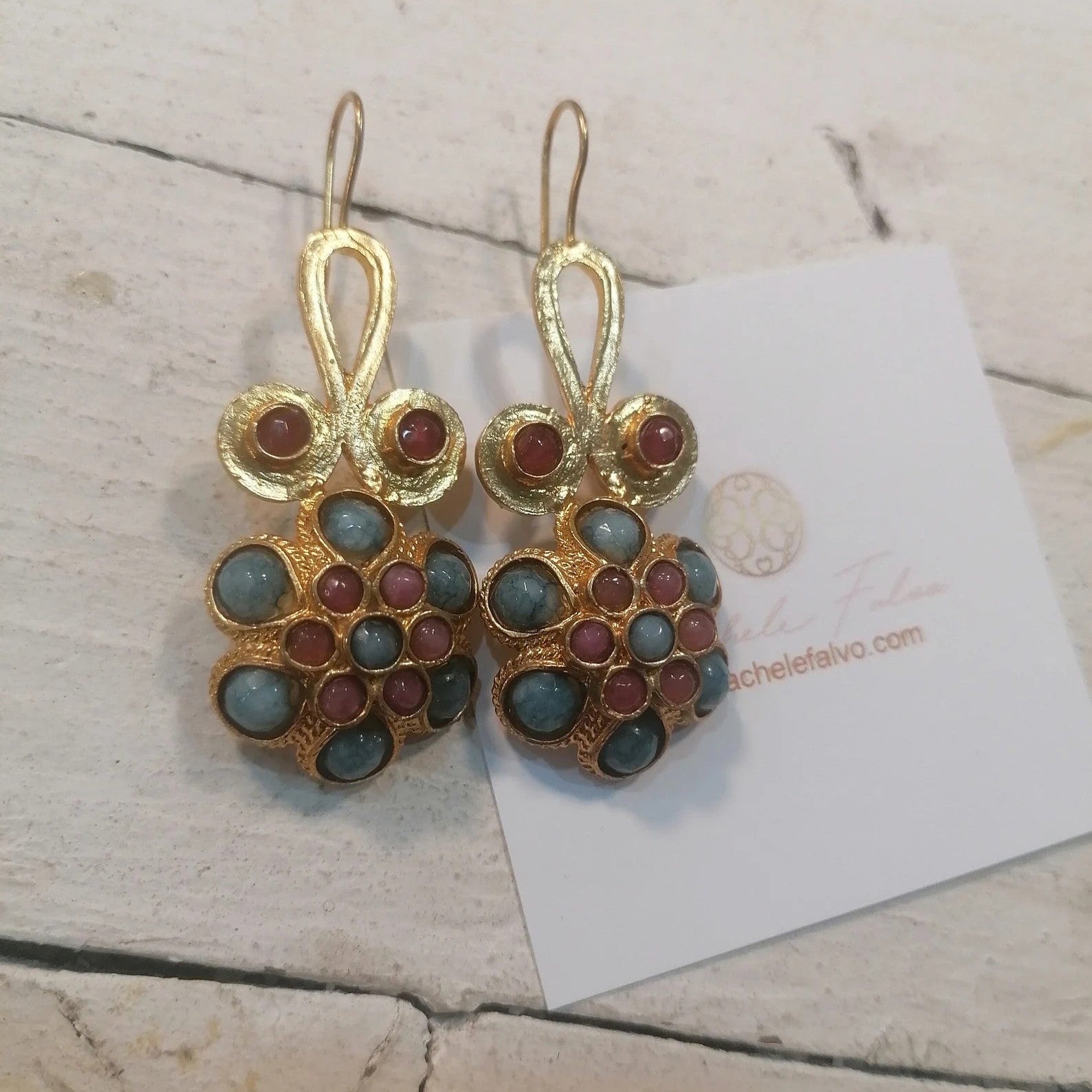 Orecchini stile Etrusco in oro opaco su bronzo con topazi blu e coralli rosa 5,5 cm