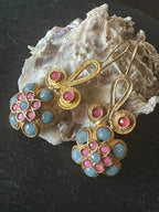 Orecchini stile Etrusco in oro opaco su bronzo con topazi blu e coralli rosa 5,5 cm