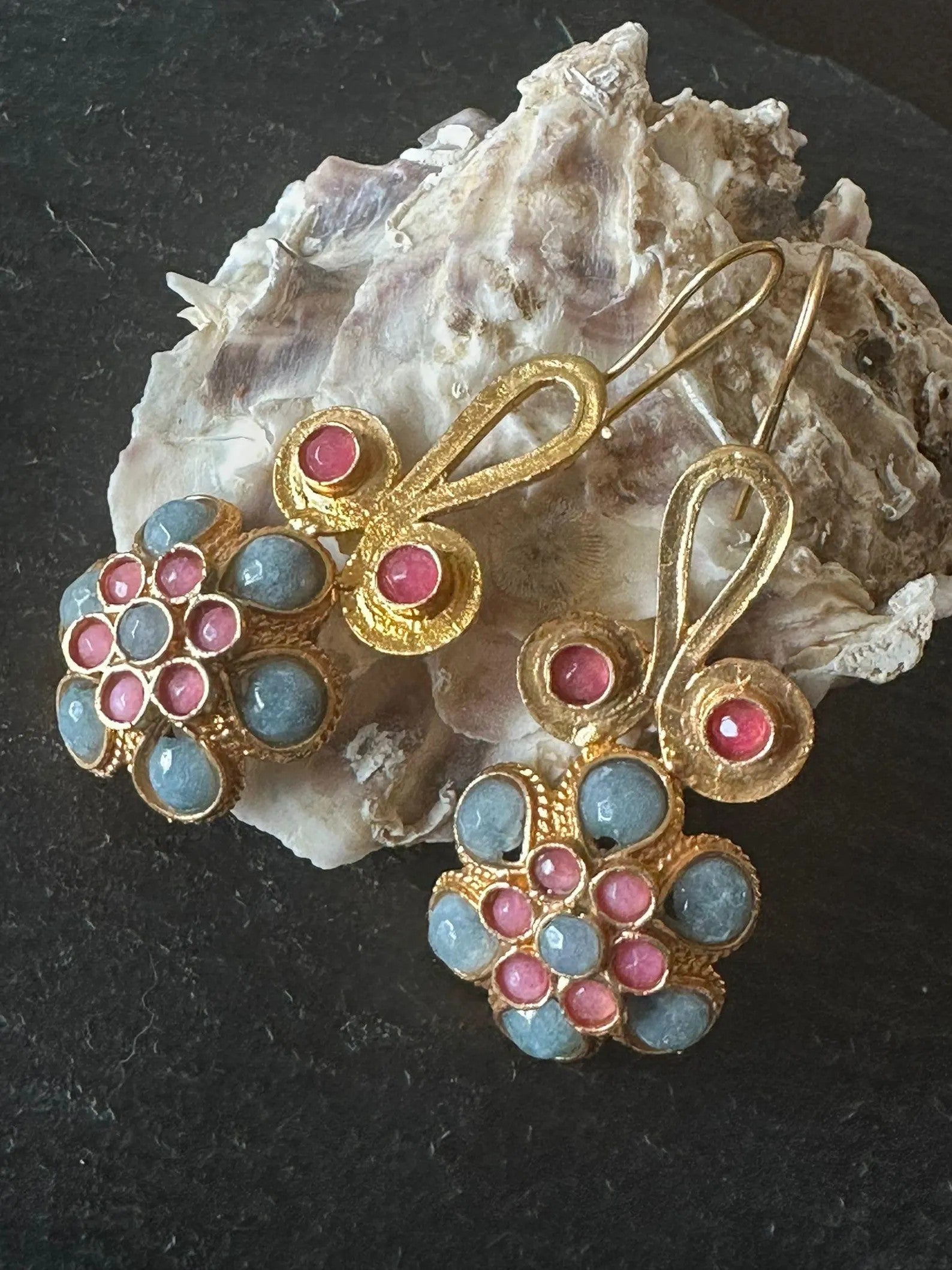 Orecchini stile Etrusco in oro opaco su bronzo con topazi blu e coralli rosa 5,5 cm