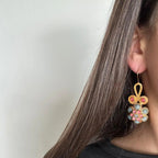 Orecchini stile Etrusco in oro opaco su bronzo con topazi blu e coralli rosa 5,5 cm