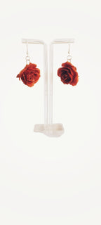 Boucles d'oreilles en résine véritable bouton de rose | Bijoux floraux en argent faits main | Boucles d'oreilles légères et naturelles | Cadeau pour elle