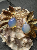 Orecchini foglia in oro su bronzo con opaline naturali latte sfaccettate e ganci in argento