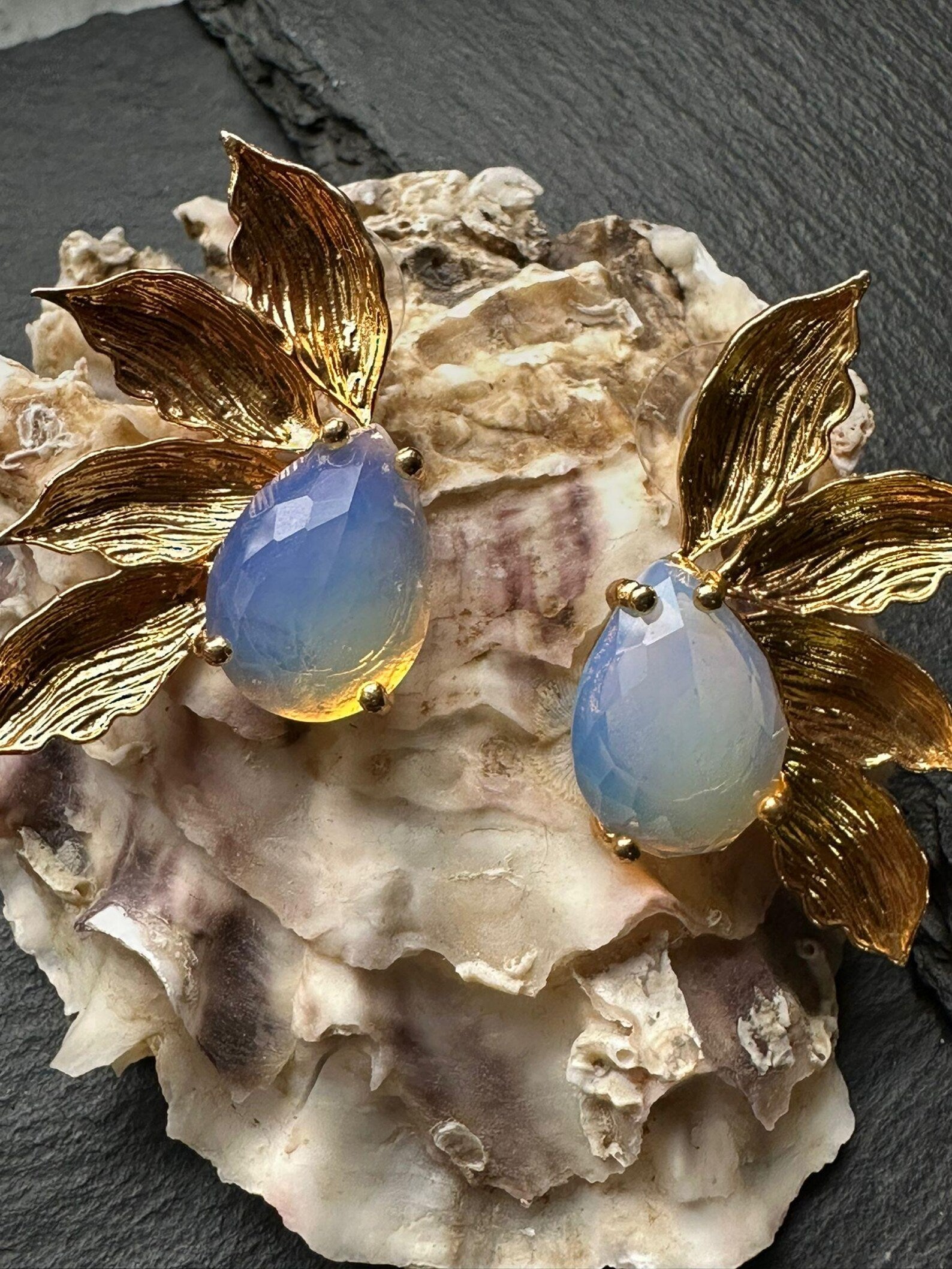 Orecchini foglia in oro su bronzo con opaline naturali latte sfaccettate e ganci in argento
