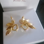 Orecchini foglia in oro su bronzo con opaline naturali latte sfaccettate e ganci in argento