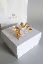 Orecchini foglia in oro su bronzo con opaline naturali latte sfaccettate e ganci in argento