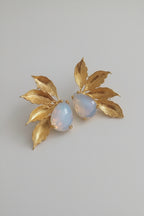 Orecchini foglia in oro su bronzo con opaline naturali latte sfaccettate e ganci in argento