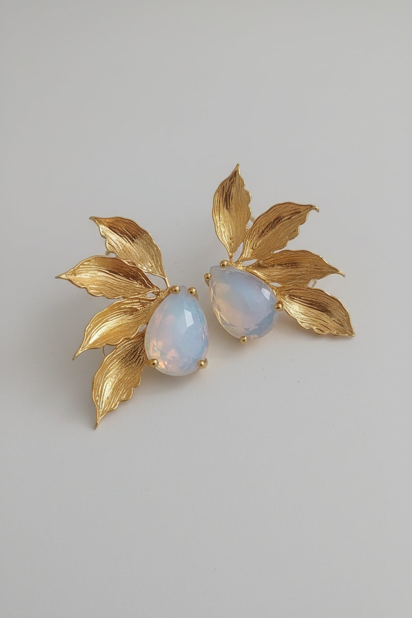 Orecchini foglia in oro su bronzo con opaline naturali latte sfaccettate e ganci in argento