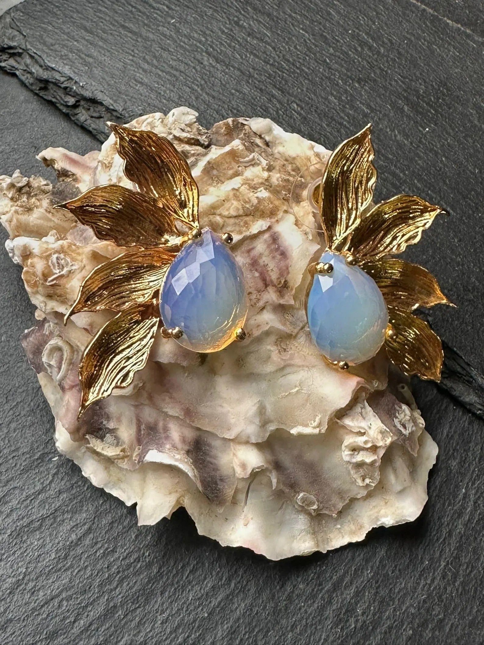 Orecchini foglia in oro su bronzo con opaline naturali latte sfaccettate e ganci in argento