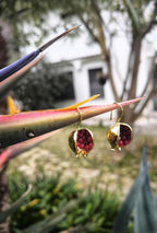 Gioielli artigianali ispirati al melograno, simbolo di abbondanza, con dettagli in corallo rosso