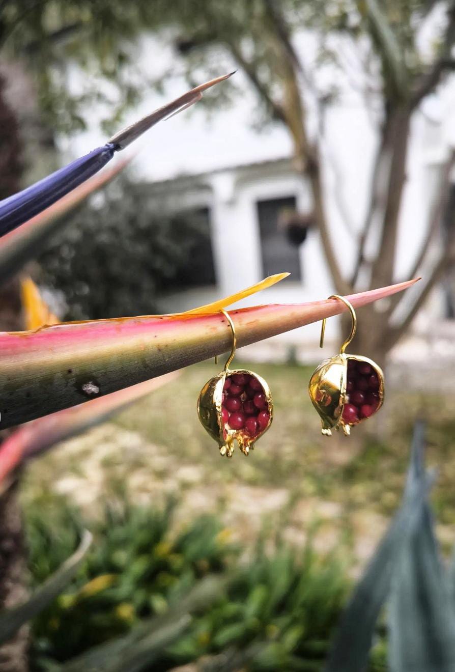 Gioielli artigianali ispirati al melograno, simbolo di abbondanza, con dettagli in corallo rosso