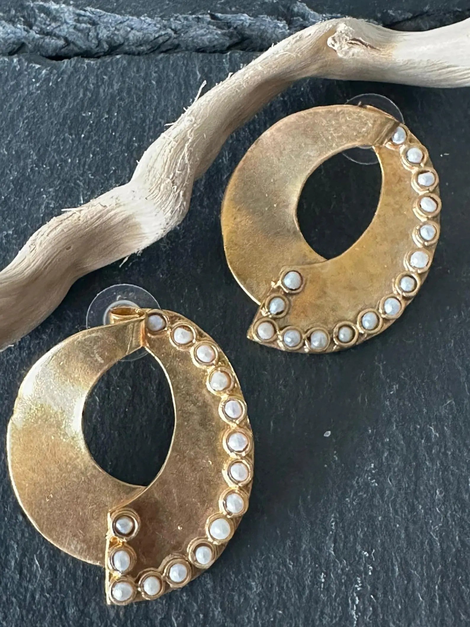 Orecchini intrecciati a mano oro opaco con perle naturali o turchesi naturali