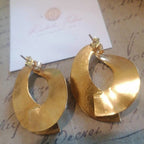 Orecchini intrecciati a mano oro opaco con perle naturali o turchesi naturali