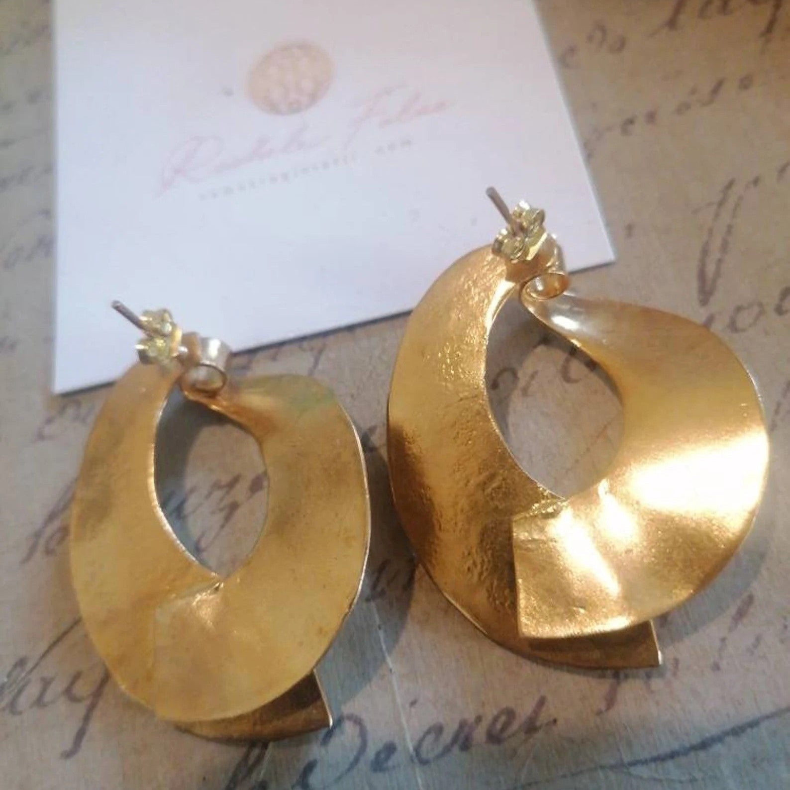 Orecchini intrecciati a mano oro opaco con perle naturali o turchesi naturali