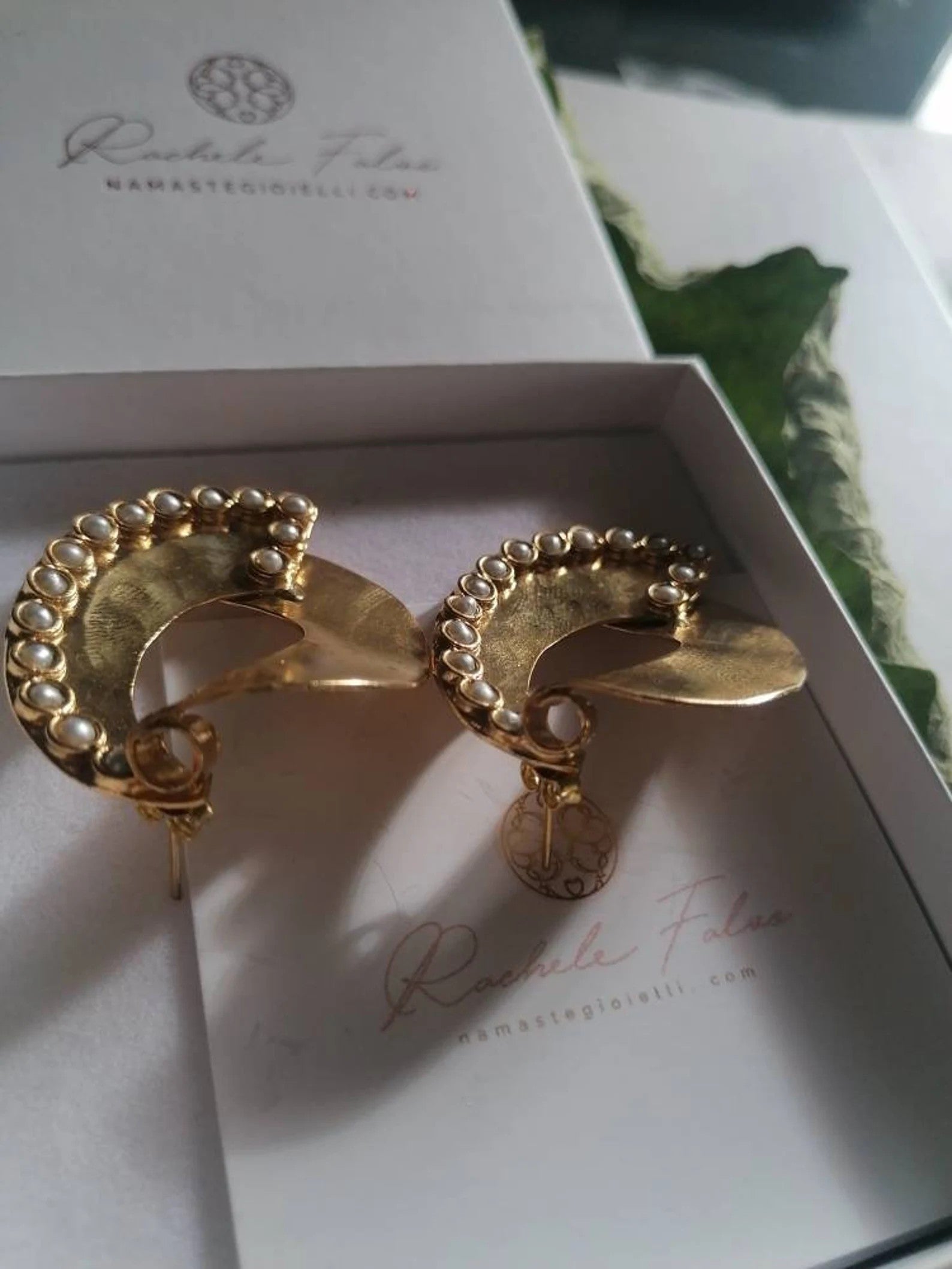 Orecchini intrecciati a mano oro opaco con perle naturali o turchesi naturali