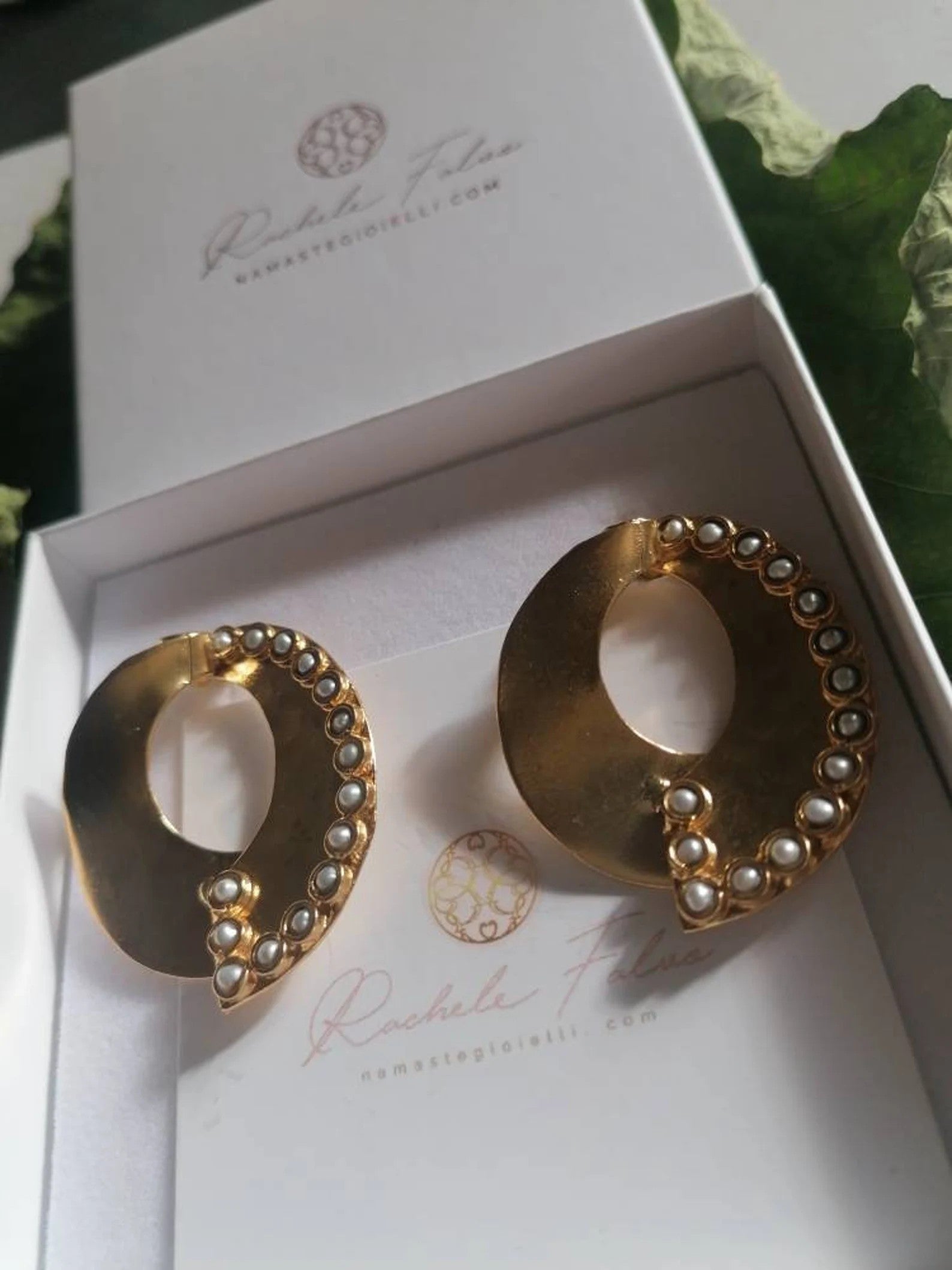 Orecchini intrecciati a mano oro opaco con perle naturali o turchesi naturali