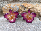 orecchini artigianali al lobo realizzati con intere orchidee vere in resina lucida, una variante  viola