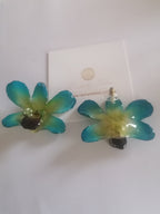 Orecchini con orchidee naturali inglobate in resina con ganci in argento leggeri ed eleganti