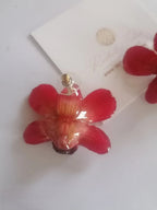 Orecchini da lobo con orchidee rosse naturali inglobate in resina con ganci in argento