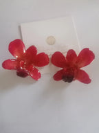 Orecchini da lobo con orchidee rosse naturali inglobate in resina con ganci in argento