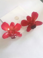 Orecchini da lobo con orchidee rosse naturali inglobate in resina con ganci in argento