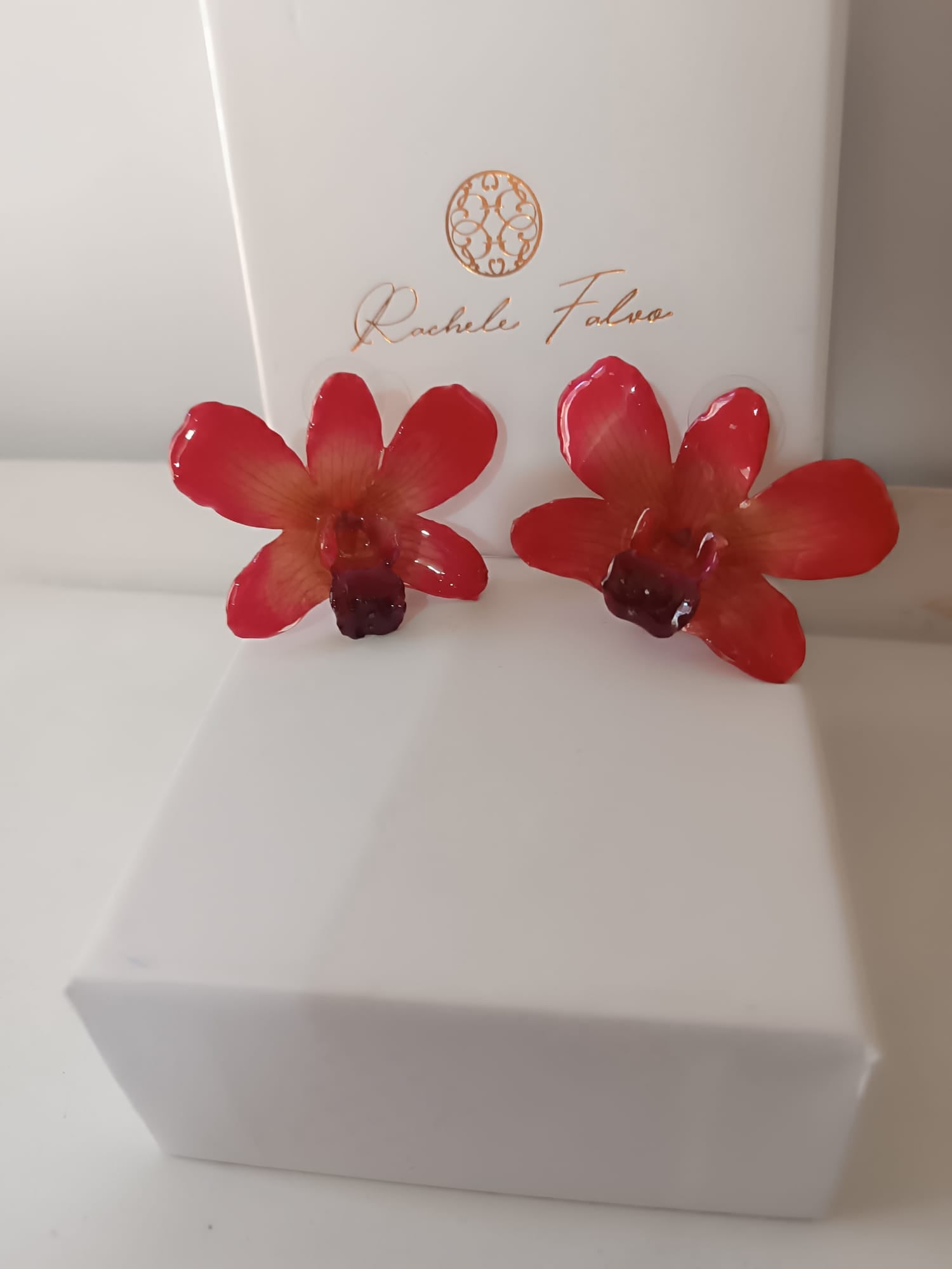 orecchini a lobo artigianali Rachele Falvo con orchidee vere rosse e bordeaux in resina lucida