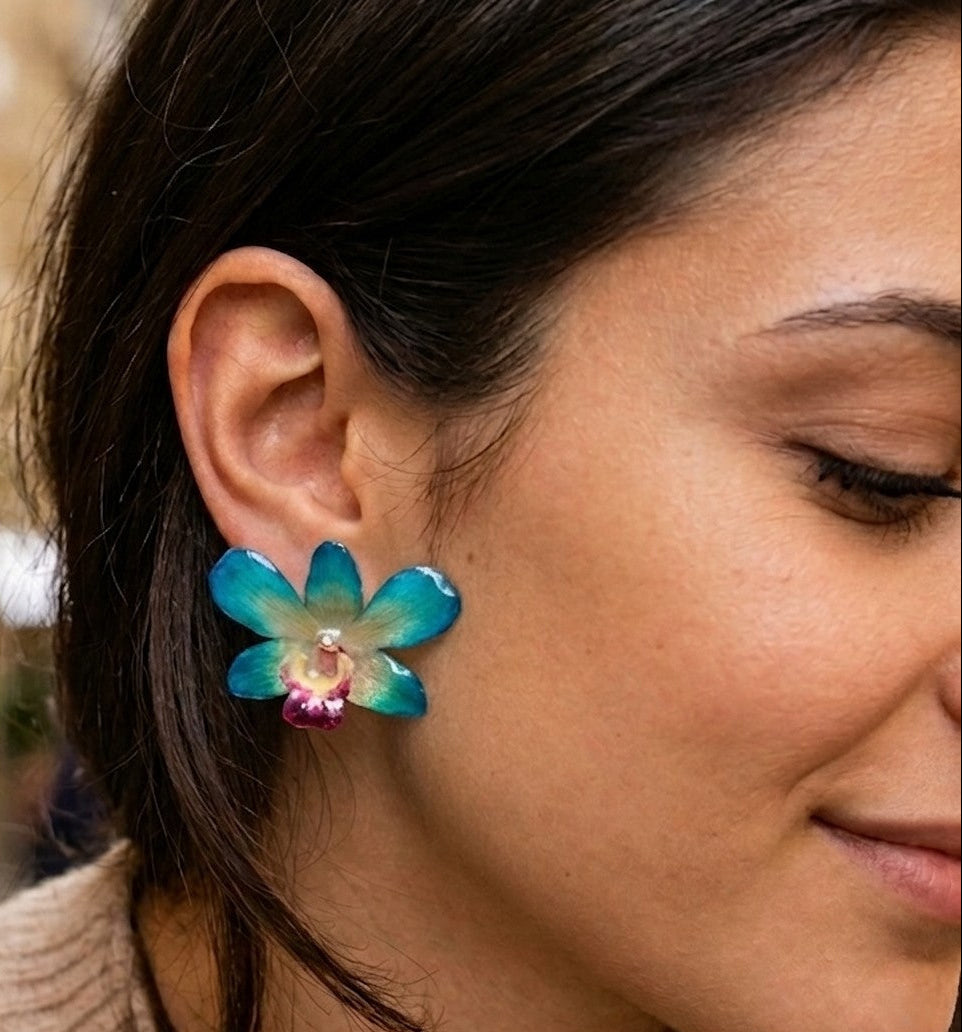 orecchini a lobo artigianali Rachele Falvo realizzati con intere orchidee vere 3D color azzurro verde turchese, teal e centro viola