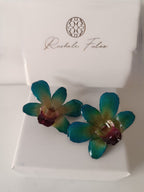 orecchini a lobo artigianali Rachele Falvo realizzati con intere orchidee vere 3D color azzurro verde turchese, teal e centro viola