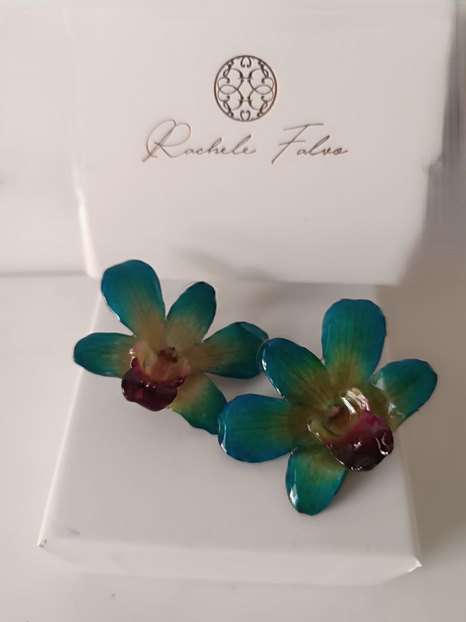 orecchini a lobo artigianali Rachele Falvo realizzati con intere orchidee vere 3D color azzurro verde turchese, teal e centro viola