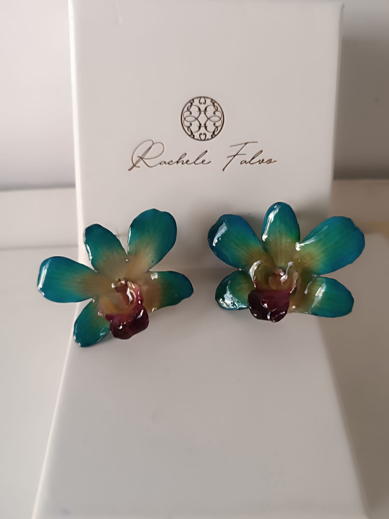 orecchini a lobo artigianali Rachele Falvo realizzati con intere orchidee vere 3D color azzurro verde turchese, teal e centro viola