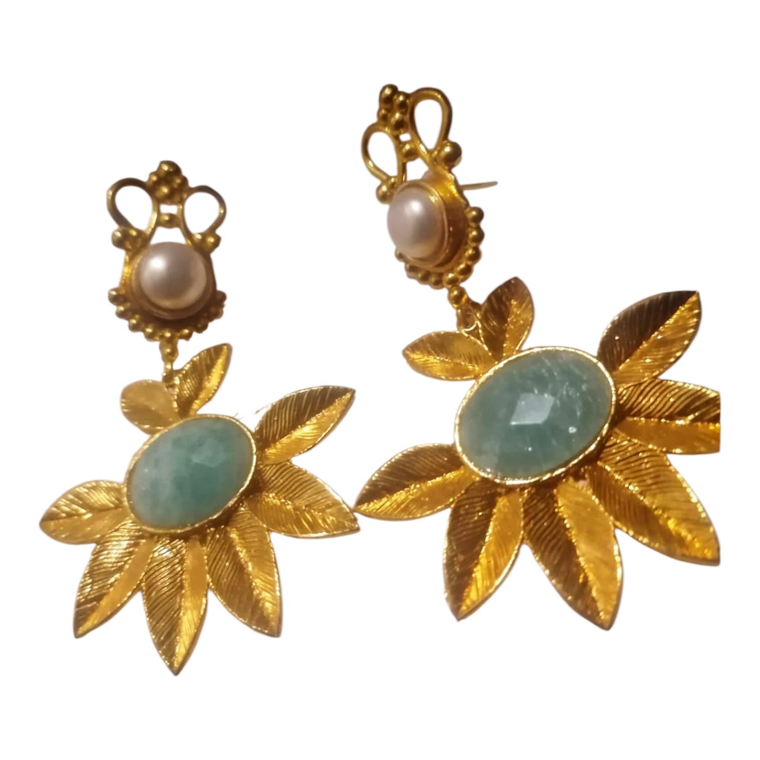 Orecchini lunghi in oro su bronzo con topazi azzurri sfaccettati e perle naturali, design elegante e artigianale italiano
