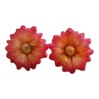 Orecchini artigianali con margherite naturali inglobate in resina trasparente e gancio da lobo in argento 925, colori naturali e design italiano