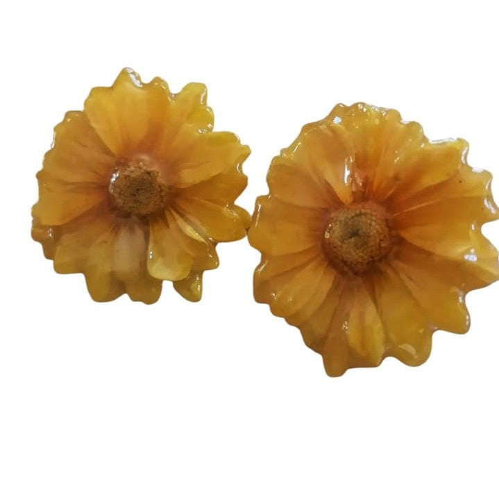 Orecchini artigianali con margherite naturali inglobate in resina trasparente e gancio da lobo in argento 925, colori naturali e design italiano