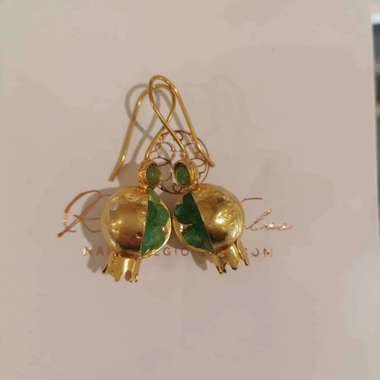 Orecchini melograno in oro opaco su bronzo con giade verdi naturali 3,5 cm