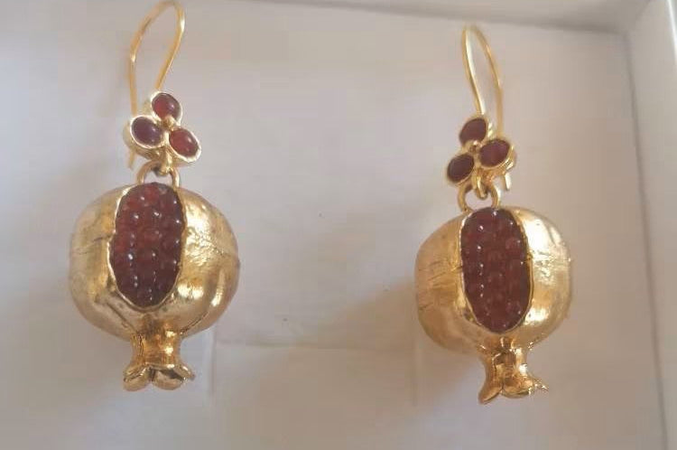 Orecchini artigianali a forma di melograno in oro su bronzo con granatini rossi incastonati, simbolo di abbondanza, prosperità e fertilità.