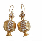 Orecchini artigianali a forma di melograno in oro su bronzo con micro perle naturali incastonate, simbolo di prosperità e rinascita, design elegante e femminile.