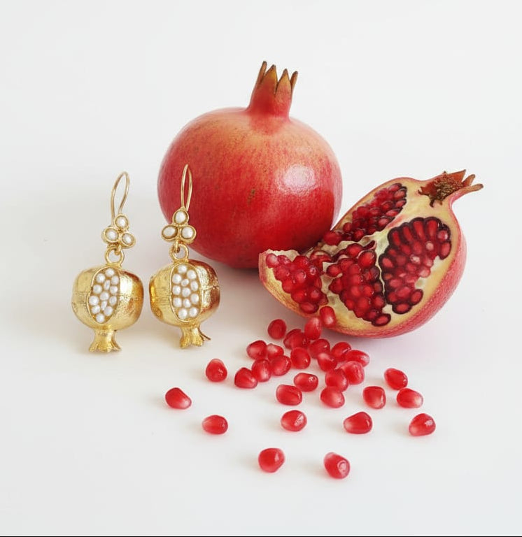 Orecchini artigianali a forma di melograno in oro su bronzo con micro perle naturali incastonate, simbolo di prosperità e rinascita, design elegante e femminile.
