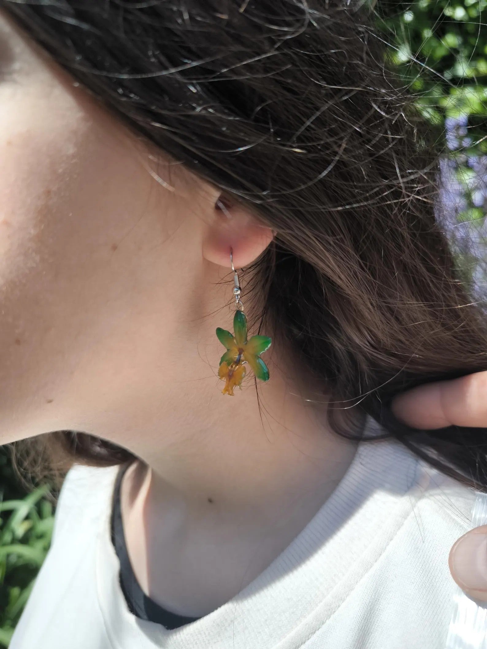 Orecchini con mini orchidee naturali in resina con ganci in argento nickel free