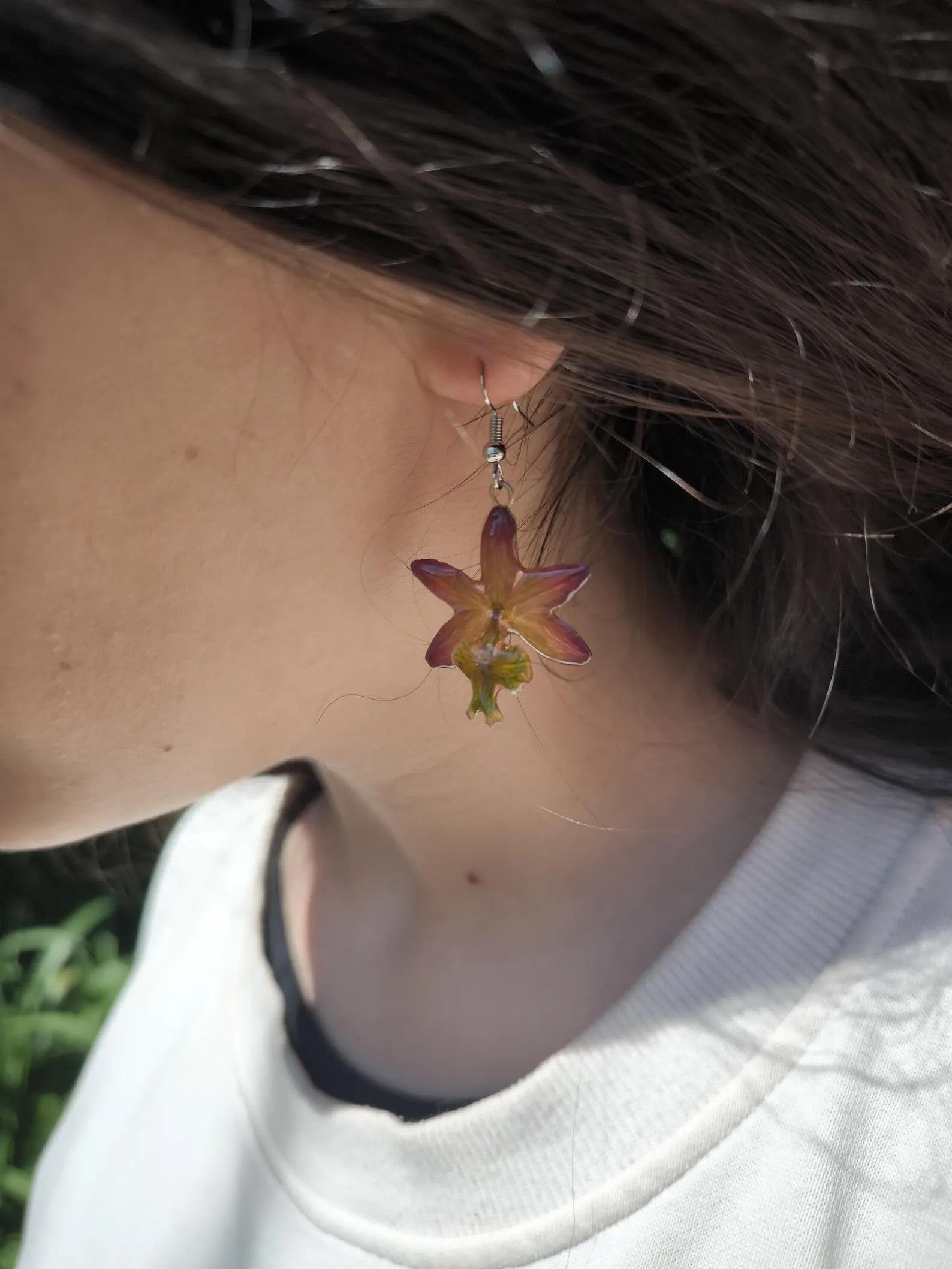 Orecchini con mini orchidee naturali in resina con ganci in argento nickel free
