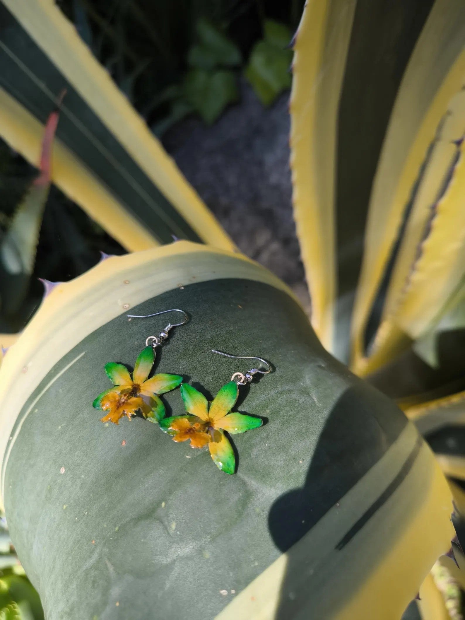 Orecchini con mini orchidee naturali in resina con ganci in argento nickel free