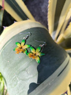 Orecchini con mini orchidee naturali in resina con ganci in argento nickel free
