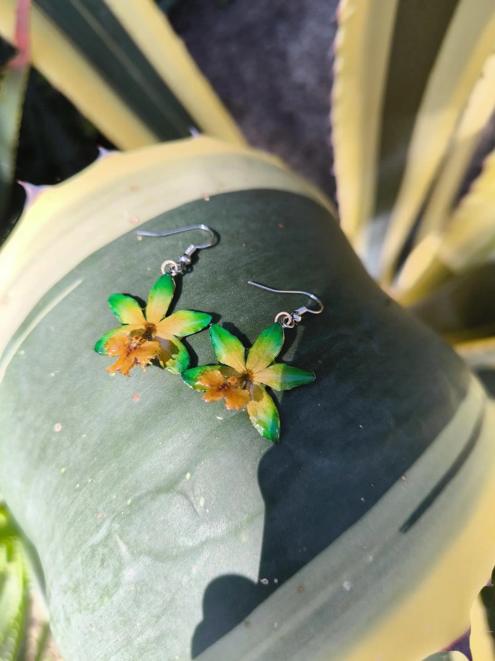 Orecchini con mini orchidee naturali in resina con ganci in argento nickel free