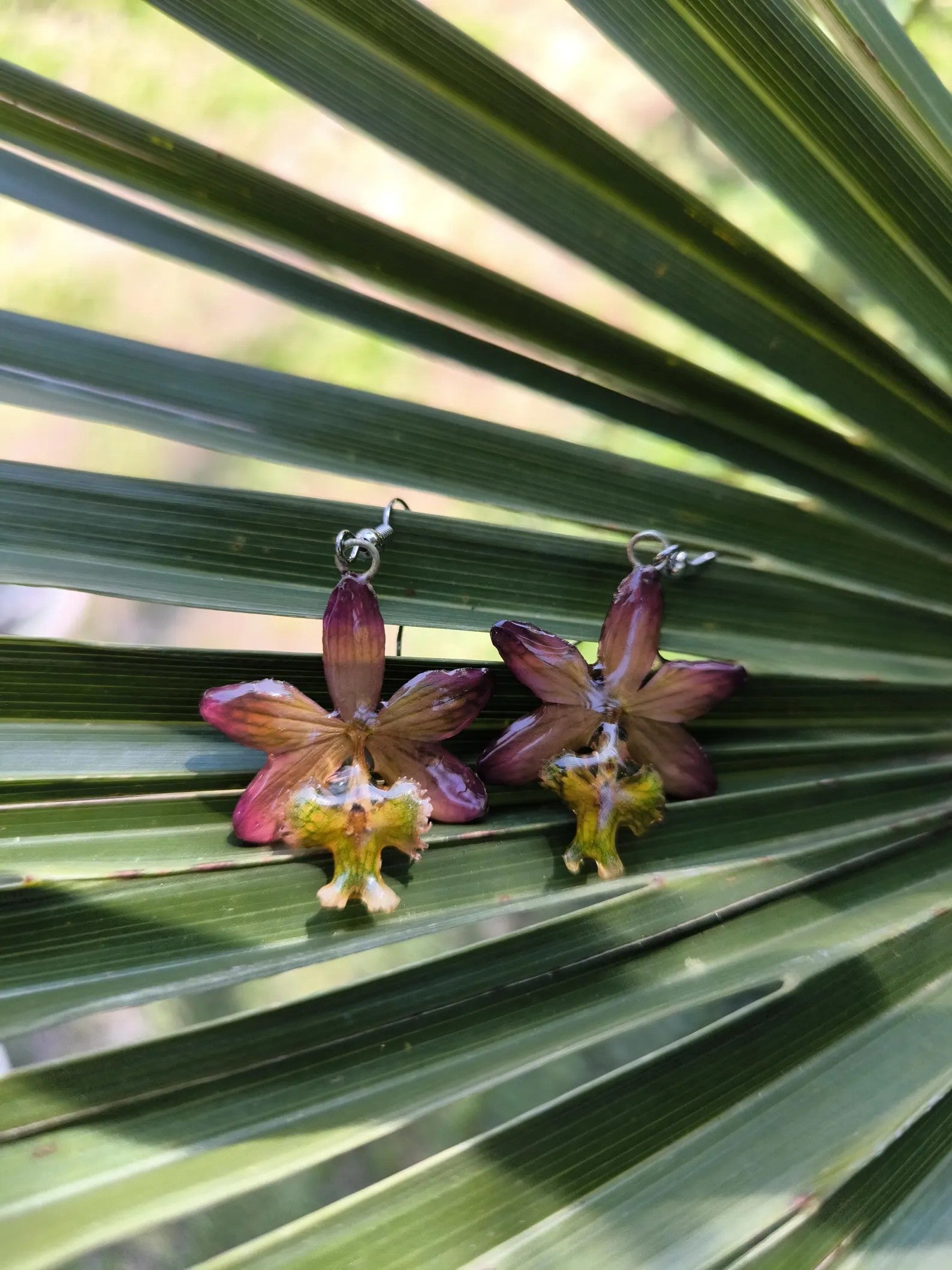Orecchini con mini orchidee naturali in resina con ganci in argento nickel free