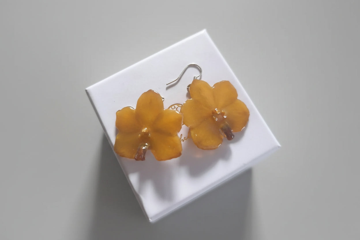 Orecchini con mini orchidee Vanda naturali inglobate in resina con ganci in argento