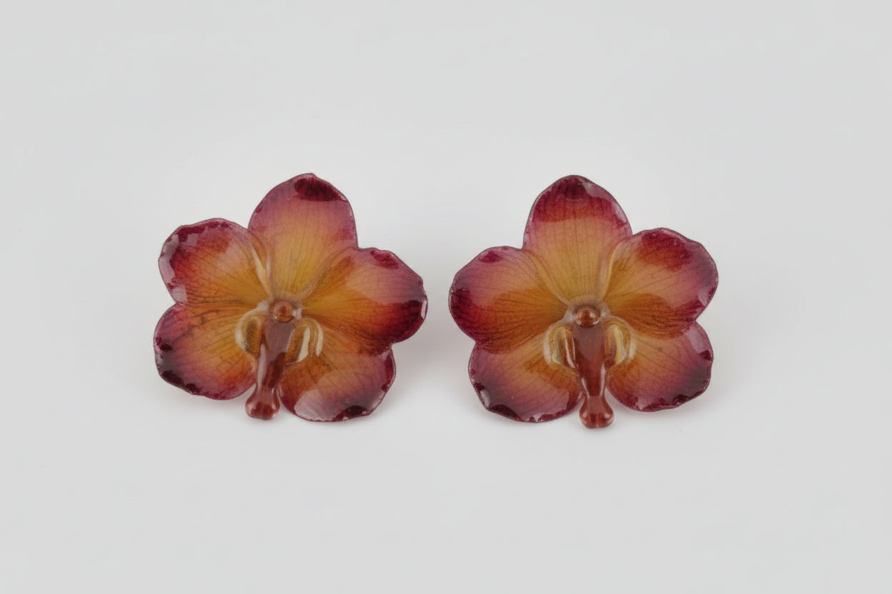 Orecchini con orchidea Vanda viola naturale inglobata in resina con ganci anallergici