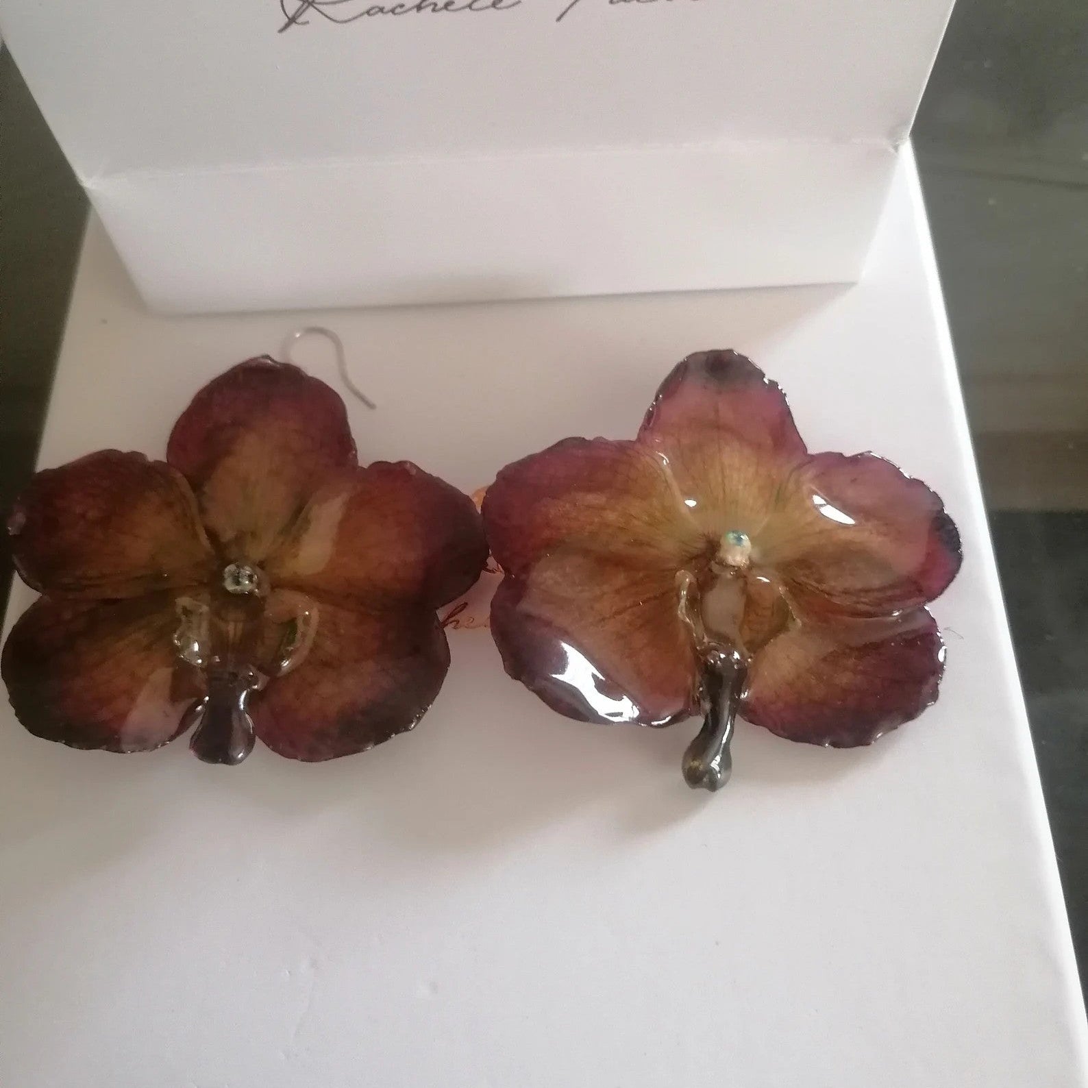 Orecchini con orchidea Vanda viola naturale inglobata in resina con ganci anallergici