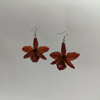 Orecchini con orchidee naturali arancio inglobate in resina con ganci in argento