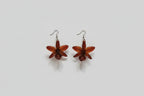 Orecchini con orchidee naturali arancio inglobate in resina con ganci in argento